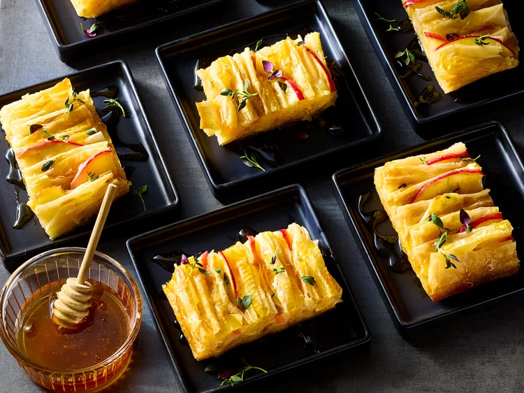 crinkle-cake-with-apples-and-camembert